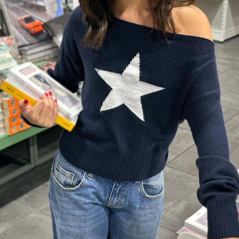 Subdued sweater with star print boat neck